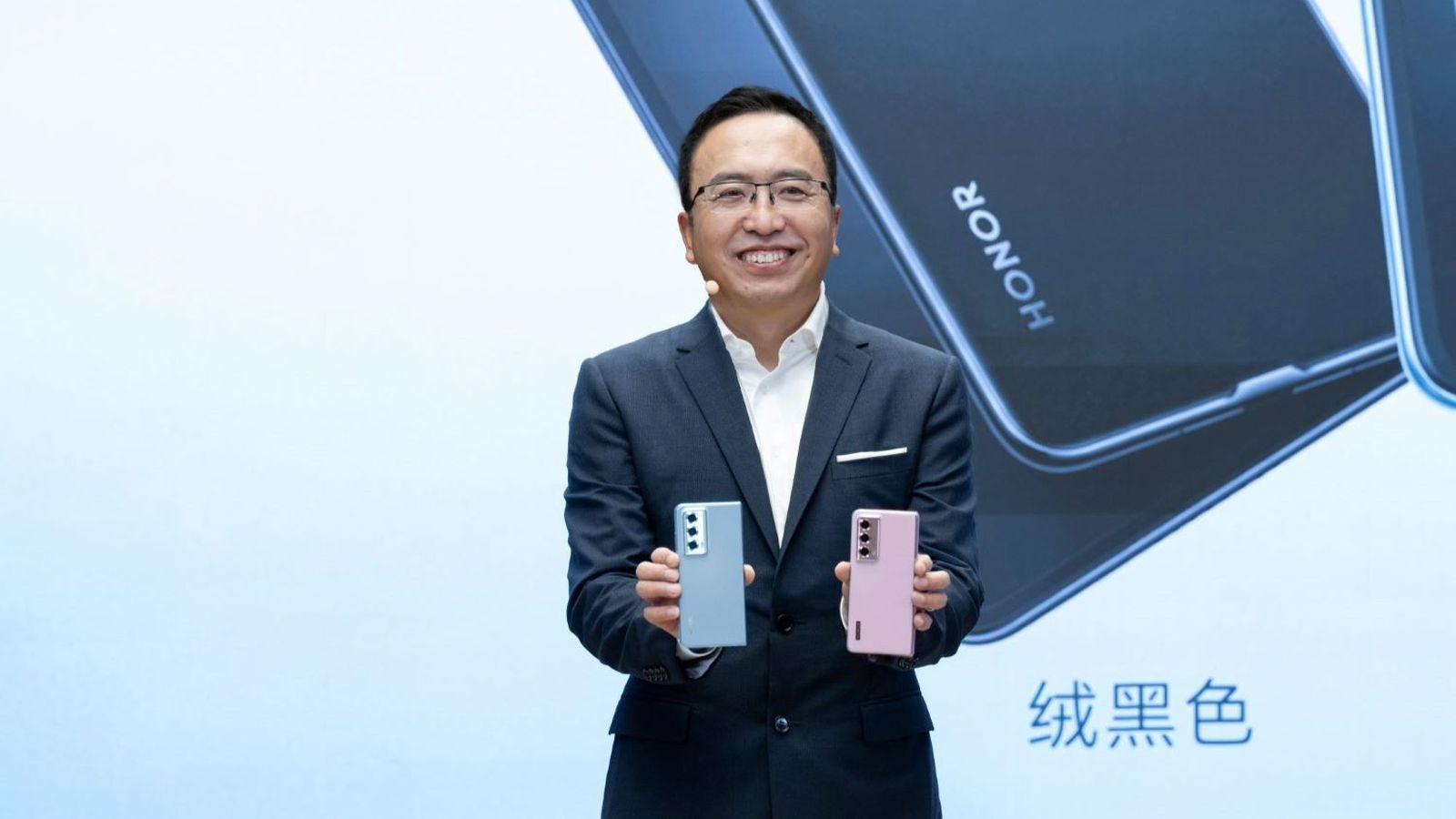 El CEO de Honor, George Zhao, presenta el nuevo smartphone plegable Honor Magic Vs2.