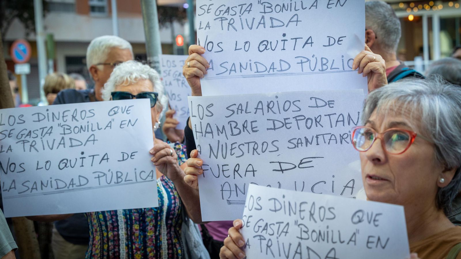 Pancartas en la concentración frente a la delegación de Salud de Cádiz por los errores en el cribado de cáncer de mama.