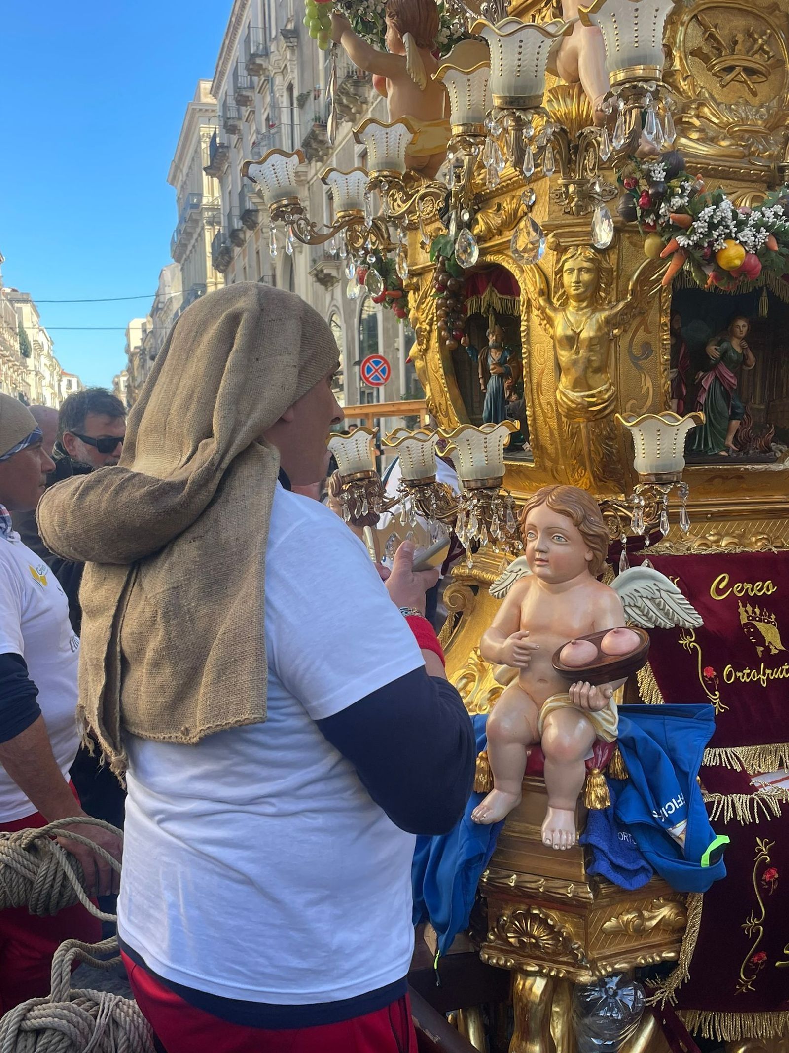 Los 'faccini' con su costal, para portar los suntuosos 'candelore'.