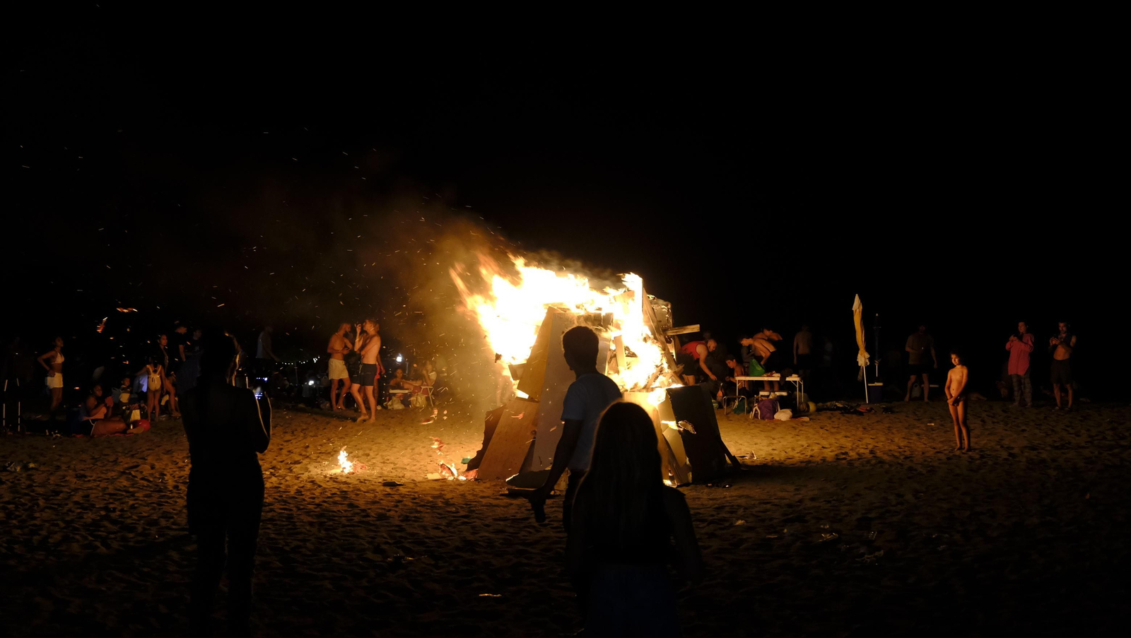Imágenes de las hogueras de la Noche de San Juan en Almería capital