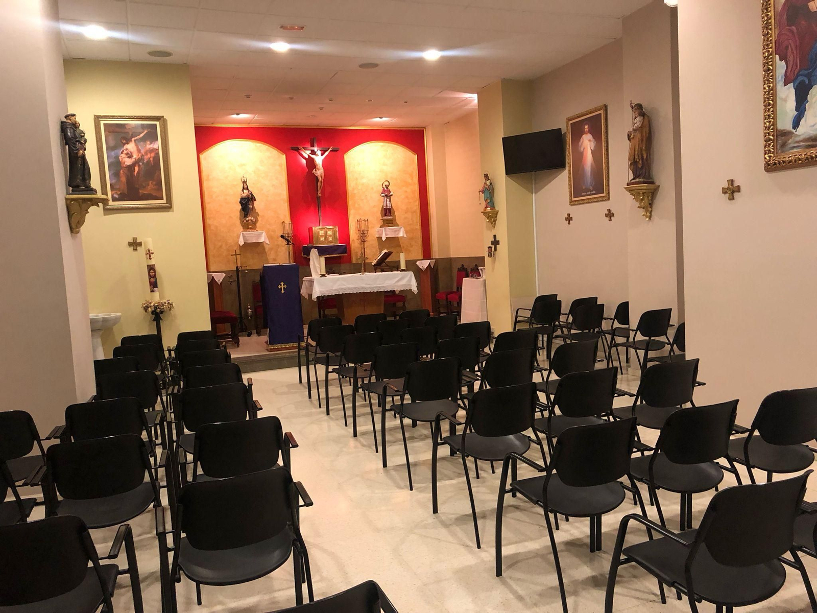 Interior del local donde actualmente está la parroquia de San Francisco de Sales.