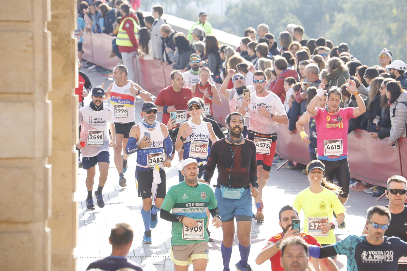 Media Maratón de Córdoba 2023: La gloria de cruzar la Puerta del Puente, en imágenes