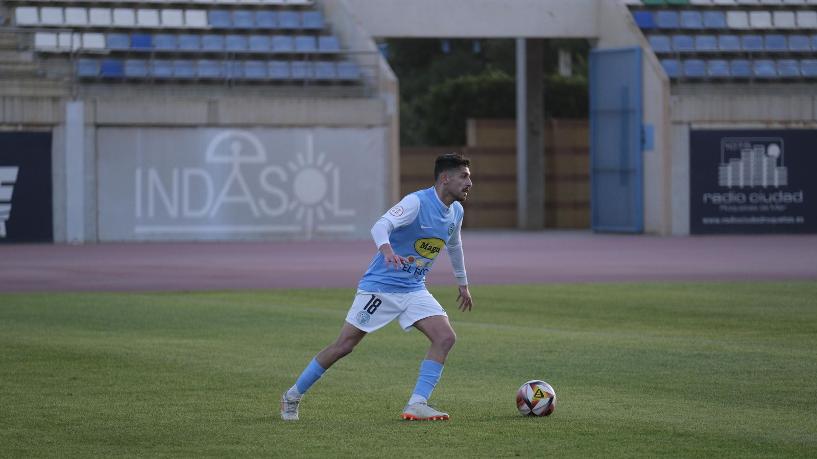 El celeste Ortega conduce el balón durante un encuentro de este curso en Santo Domingo.