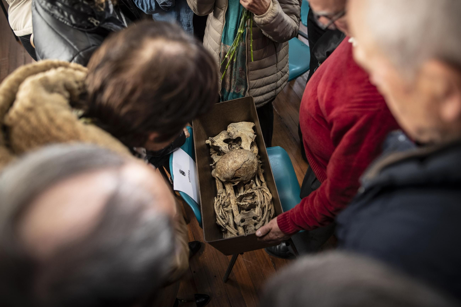 Las mejores imágenes de la entrega de los restos de víctimas del franquismo a sus familiares en Víznar