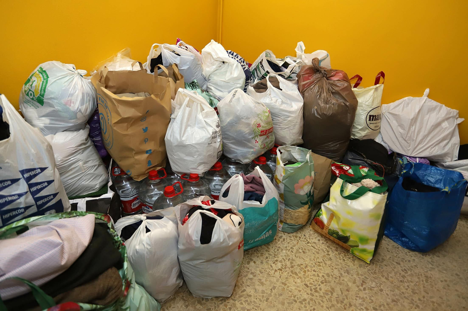 Imágenes de la ayuda vecinal para la familia afectada por el incendio en la Hispanidad