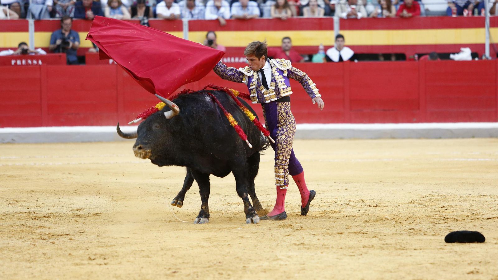 El Juli logró dos orejas, una en cada toro, y salió a hombros junto a El Fandi. El Juli logró dos orejas, una en cada toro, y salió a hombros junto a El Fandi.