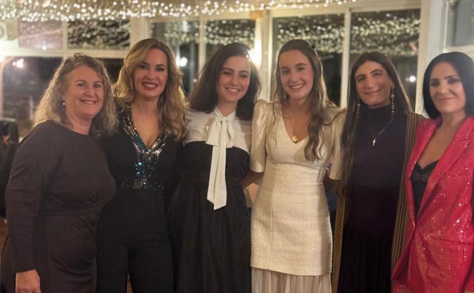 Carla Grosso con Maribel del Pozo, Marina Benítez y Amparo Macía con sus hijas Yedra y Esperanza.