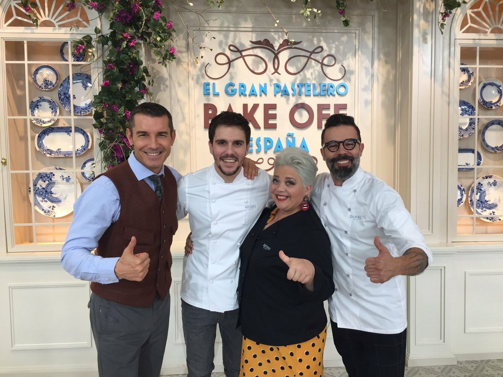 Betina entre el jurado y el presentador de 'Bake off', Jesús Vázquez