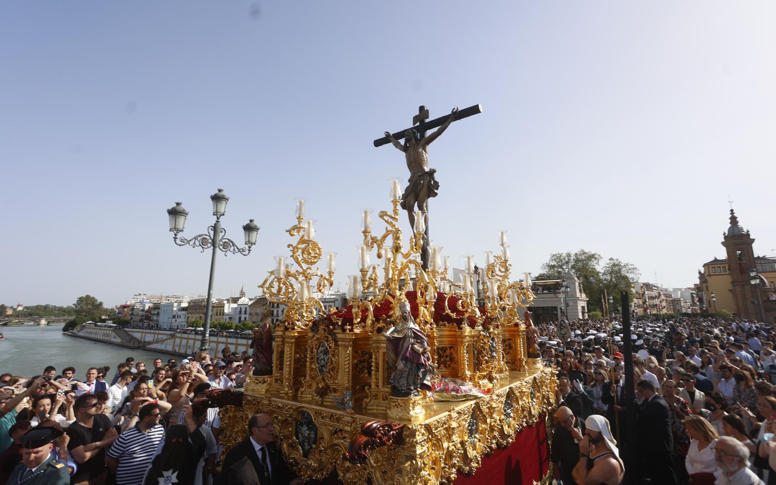 El Cristo del Cachorro por el puente de Triana.