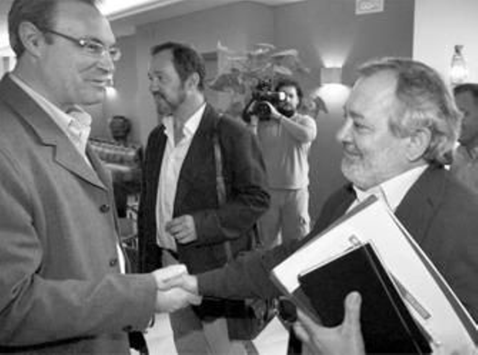 Juan Pablo Durán y Andrés Ocaña, en una de las reuniones de PSOE e IU el pasado año.