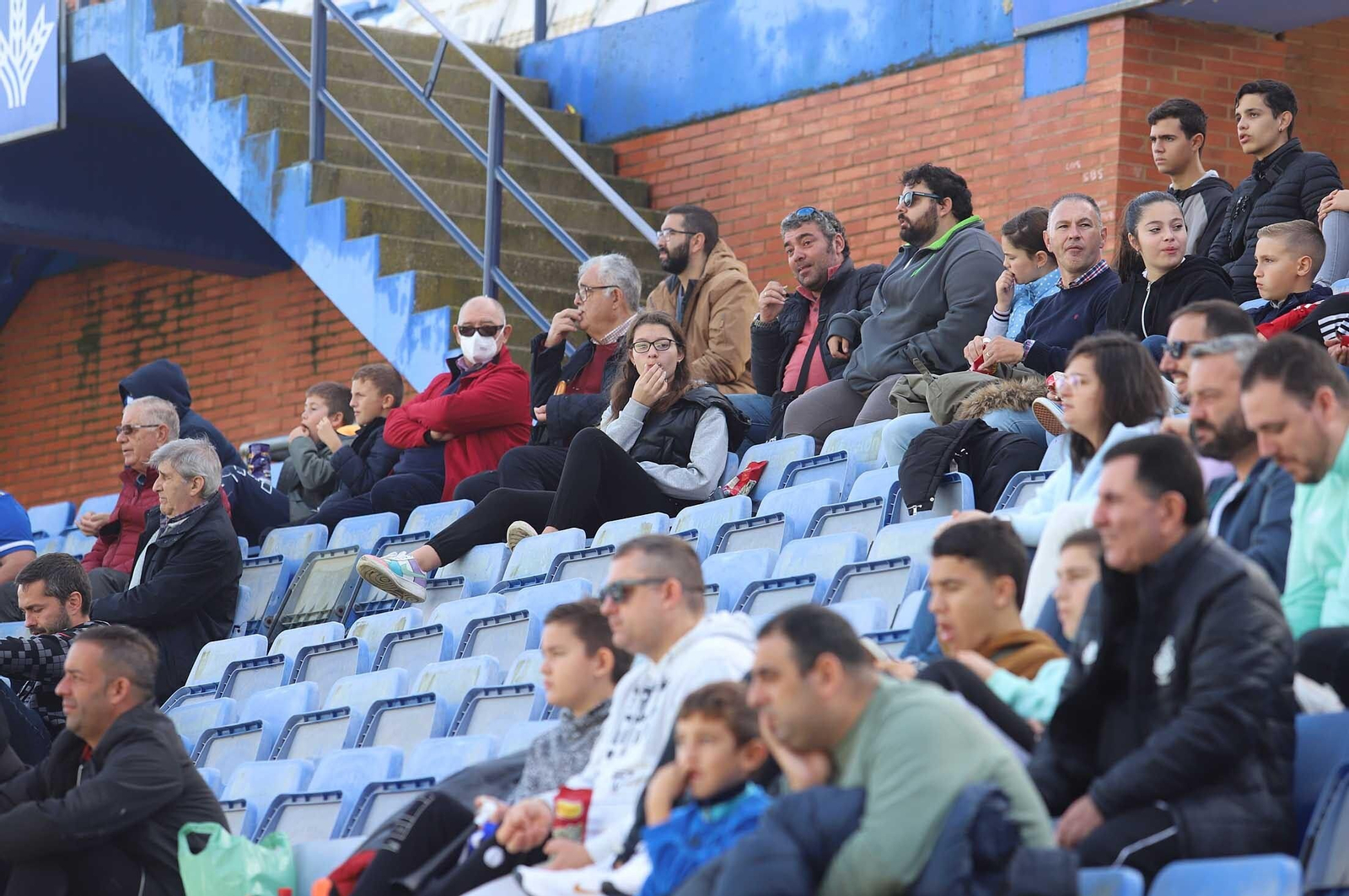 Imágenes del ambiente en las gradas del Nuevo Colombino durante el Recre-Vélez