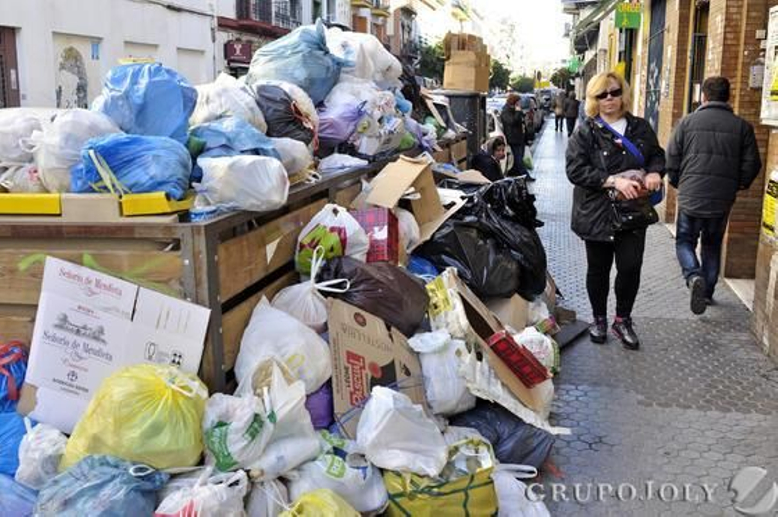 Basura acumulada en las calles en el quinto día de huelga de Lipasam.

Foto: Manuel Gomez