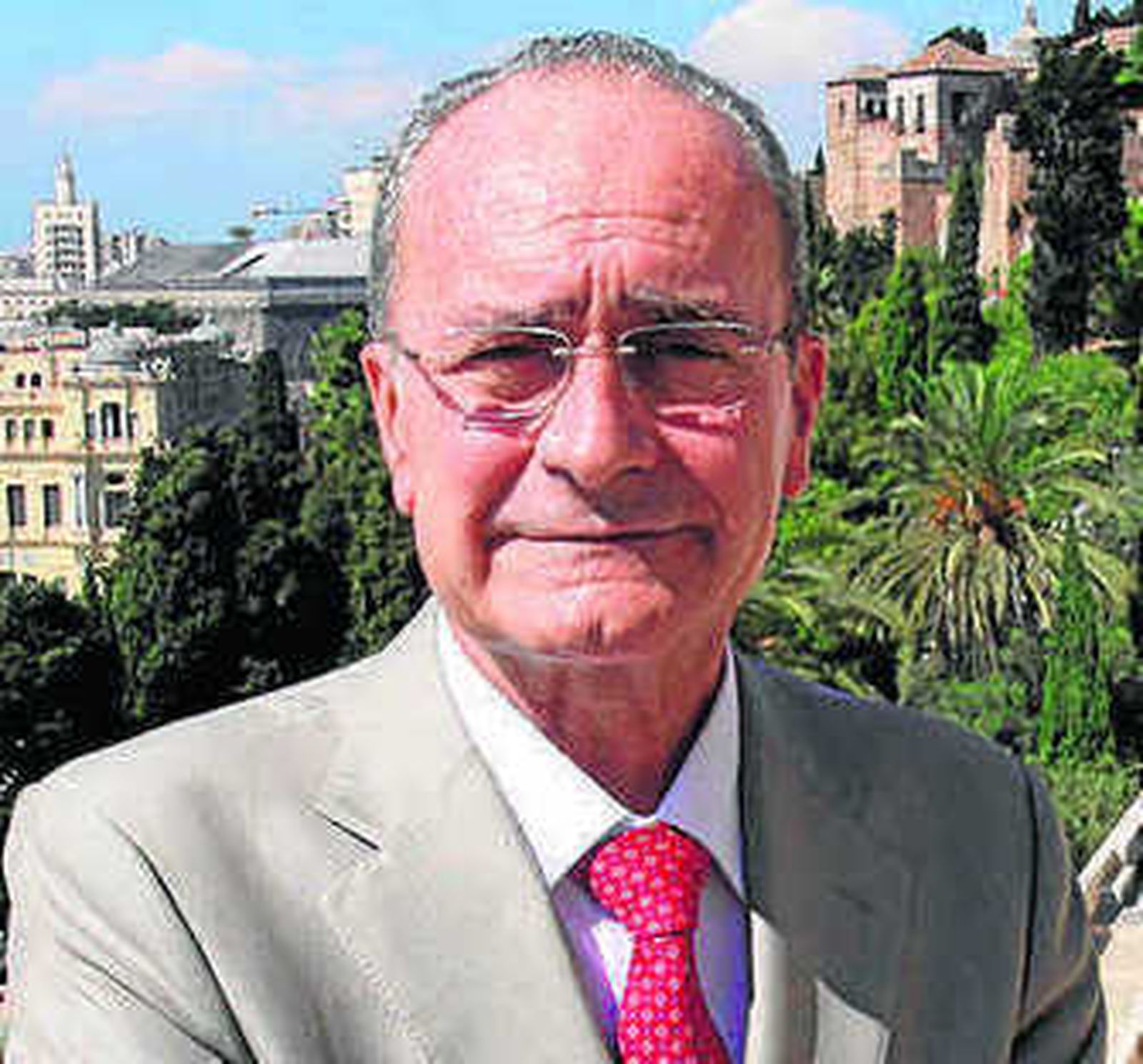 Un pequeño aficionado ondea una bandera en La Rosaleda.