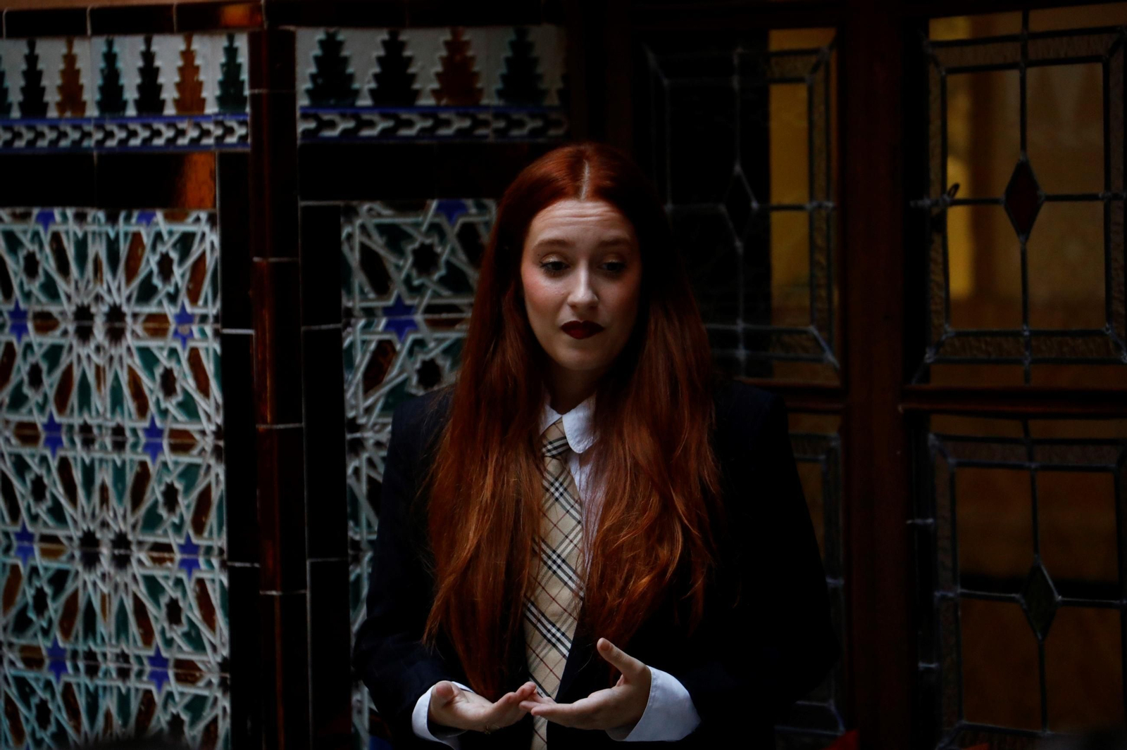 La poetisa Sara Búho, durante su recital en la Casa del Ciprés.
