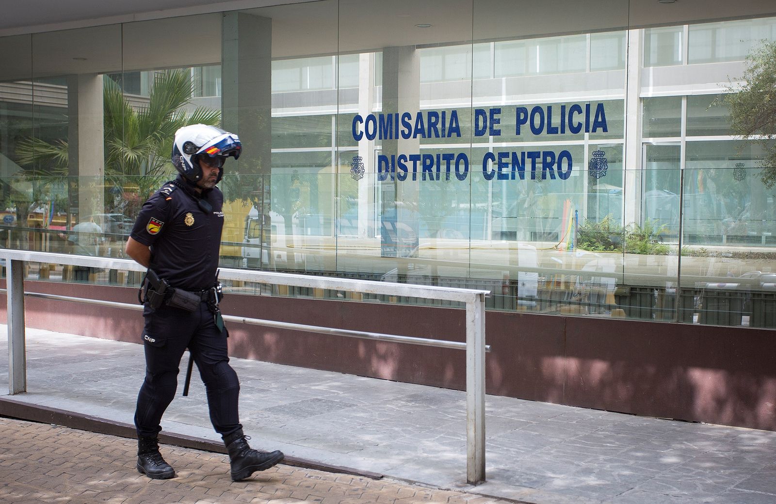 Un policía nacional en la comisaría del distrito Centro, en una imagen de archivo.