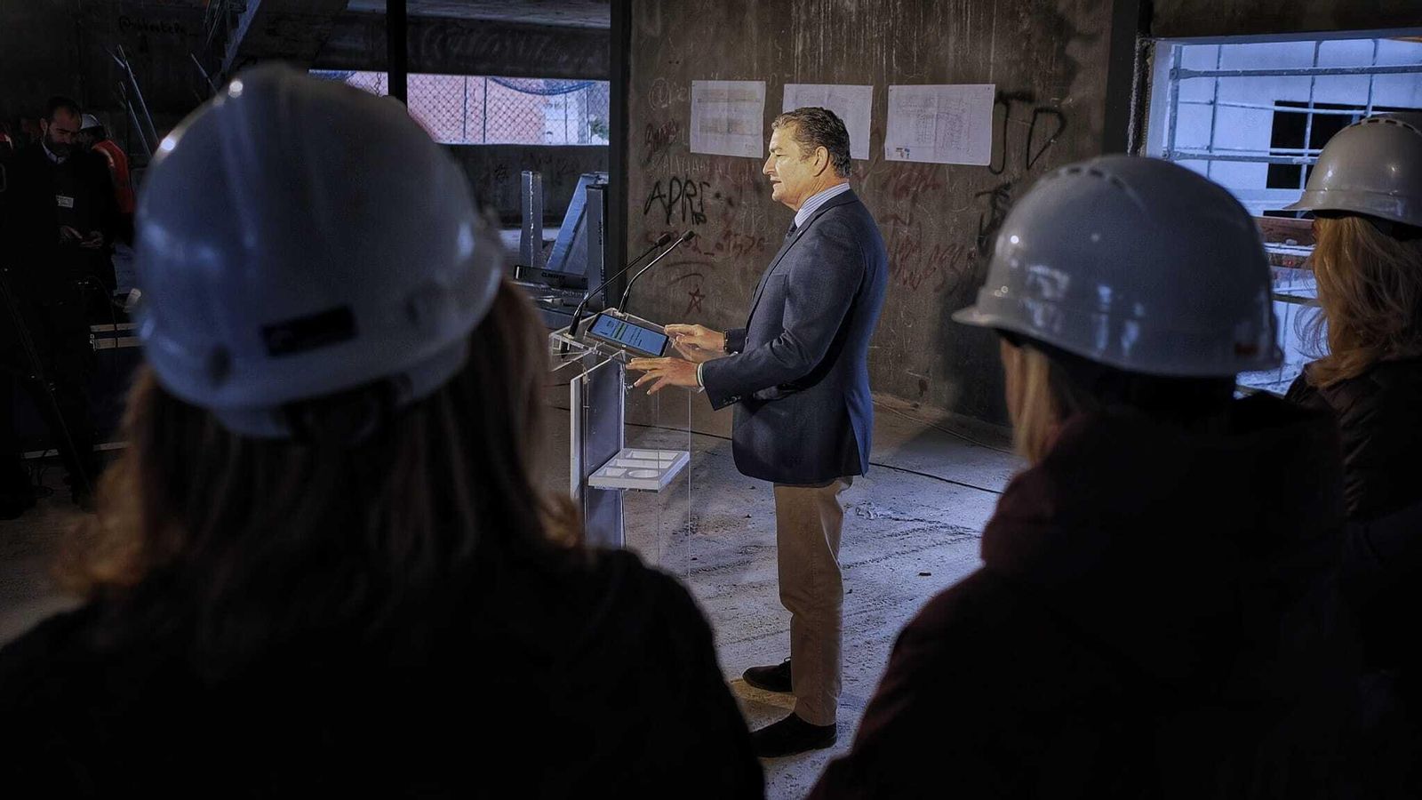 El consejero de Presidencia, Antonio Sanz, atiende a la prensa durante la visita a las obras del centro de salud de Camposoto.