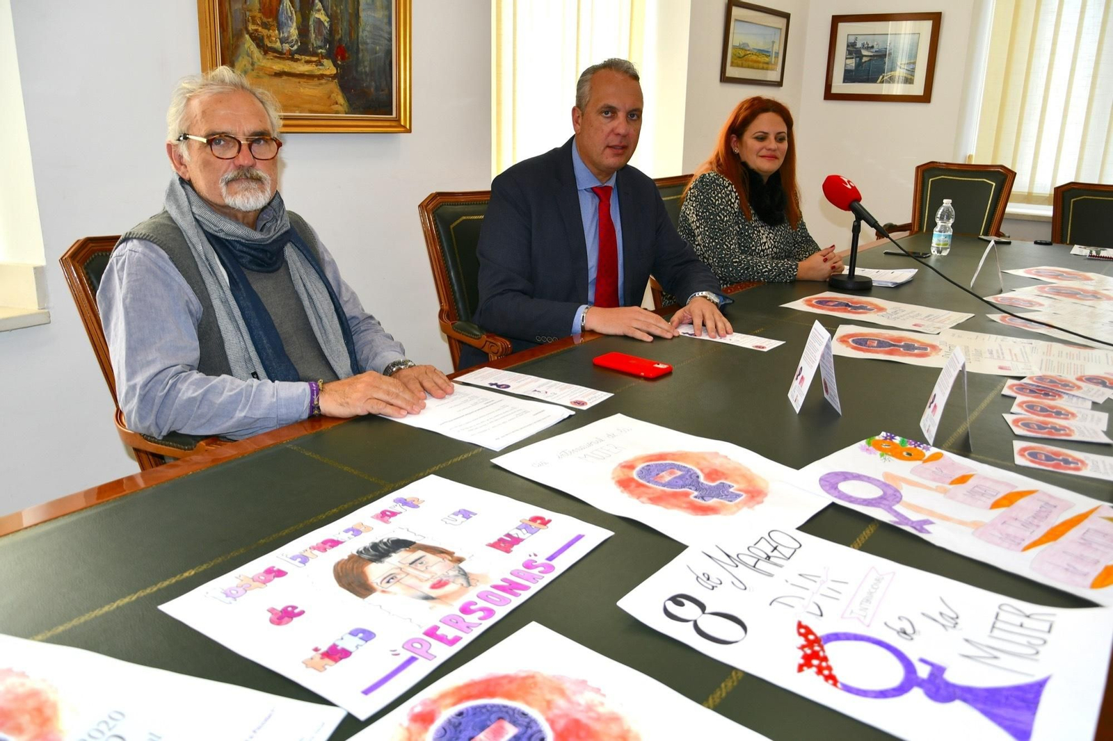 José Gómez Macías, Juan Carlos Ruiz Boix y Mónica Córdoba presentan el programa de actividades por el 8 de marzo.