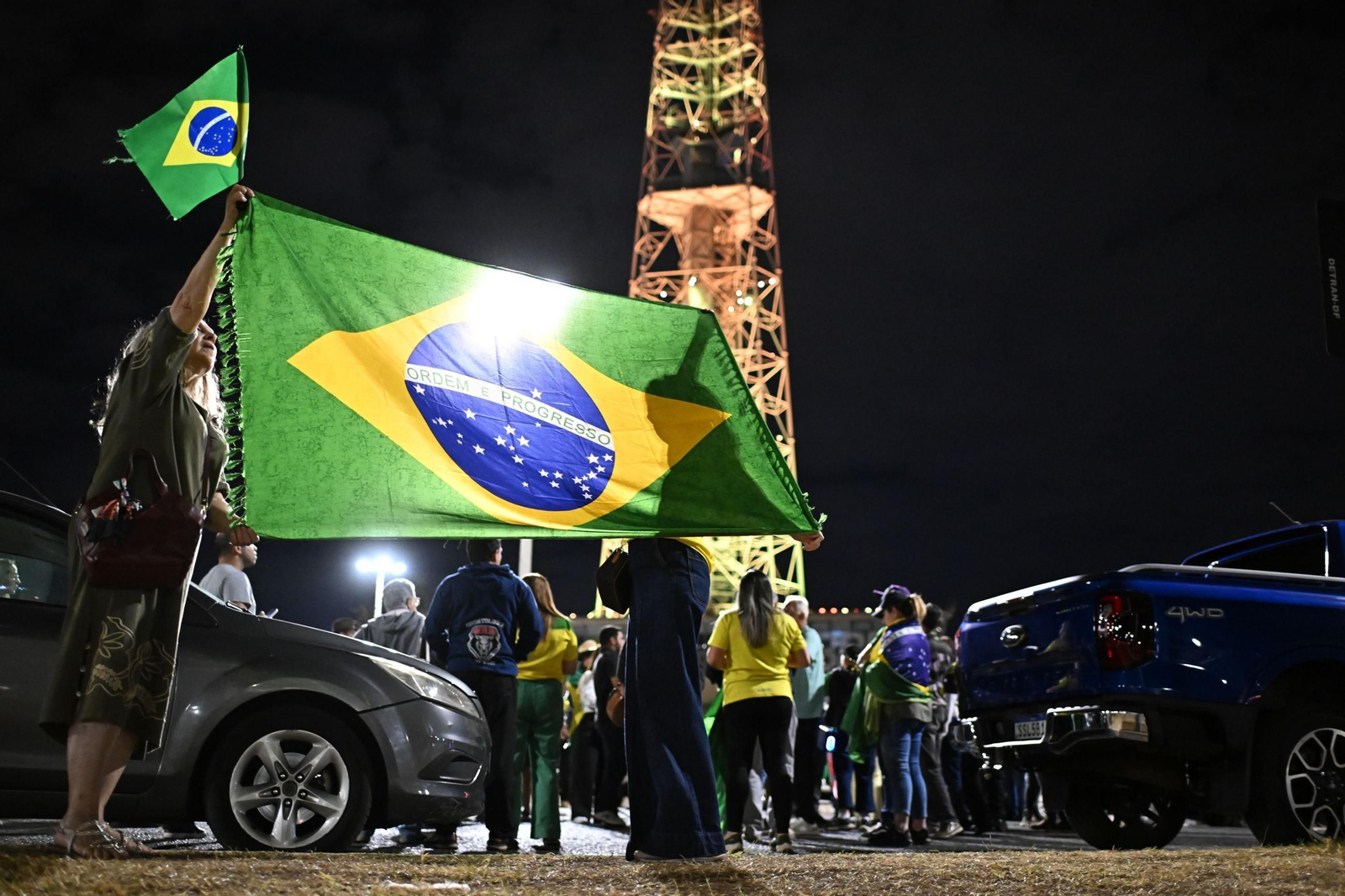 Seguidores de Bolsonaro protestan contra su arresto domiciliario en Brasilia.