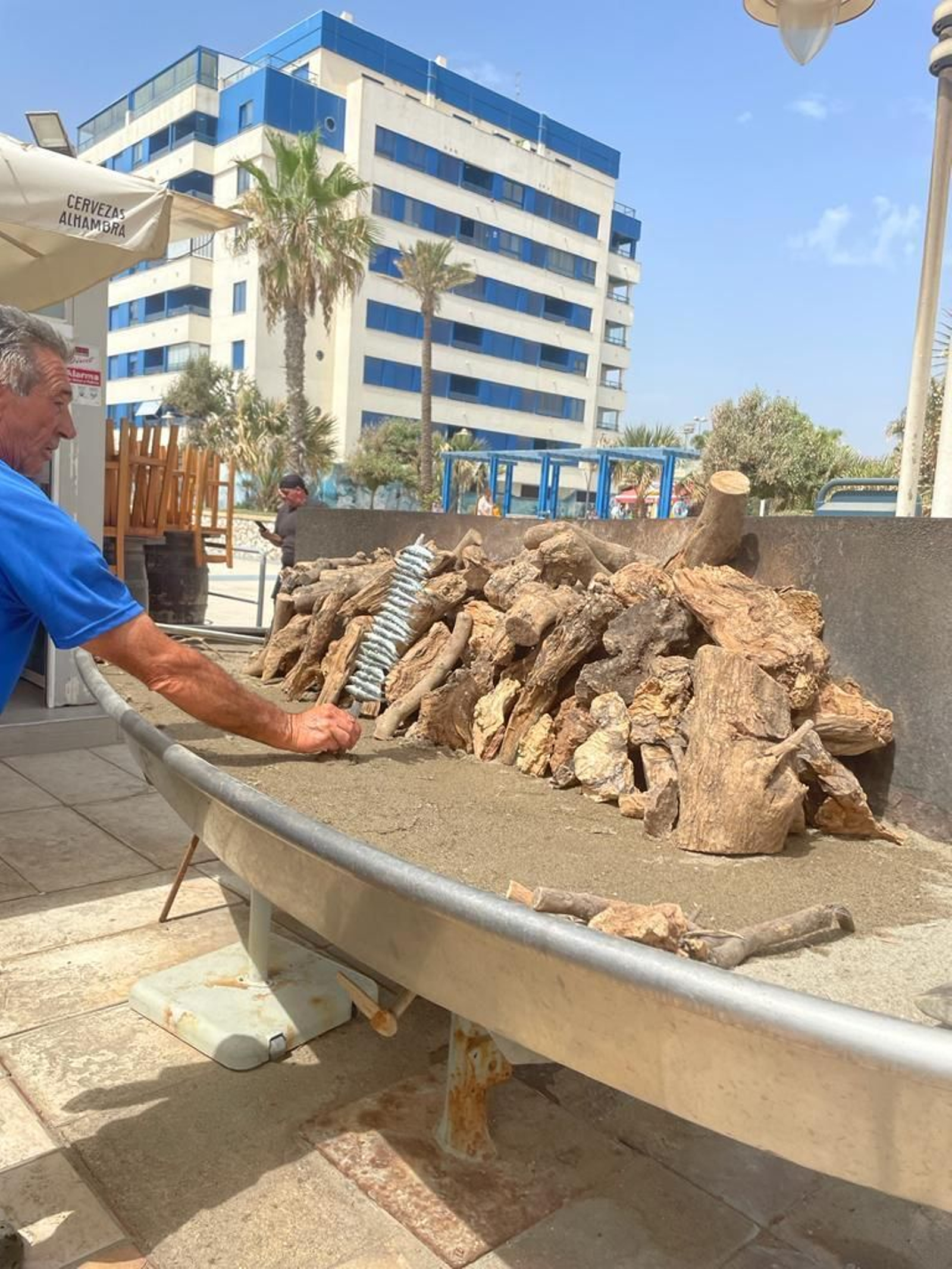 Espetero poniendo el espeto en la barca