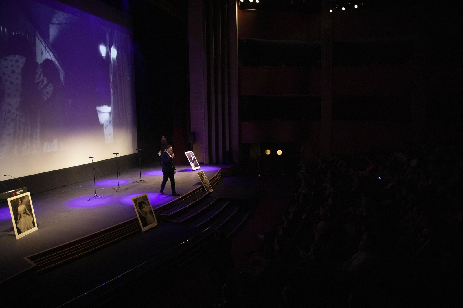 El estreno en Almería del largometraje documental "Concha Robles", en imágenes