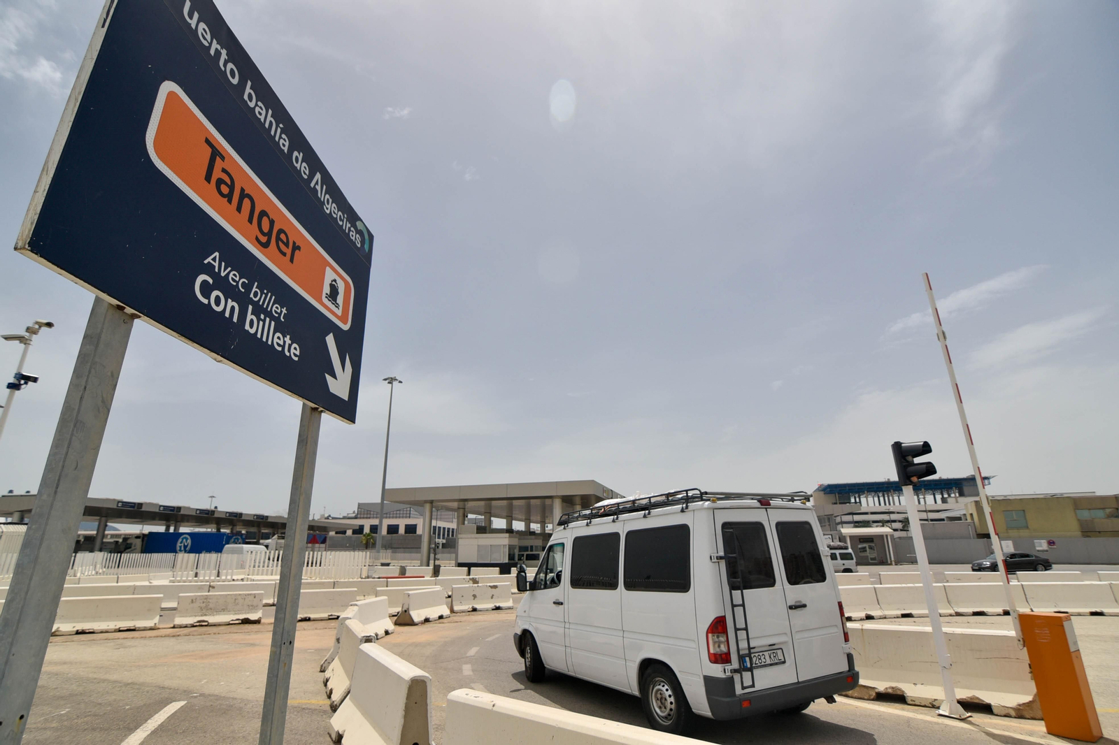 Un vehículo se dispone a embarcar en el Puerto de Algeciras.