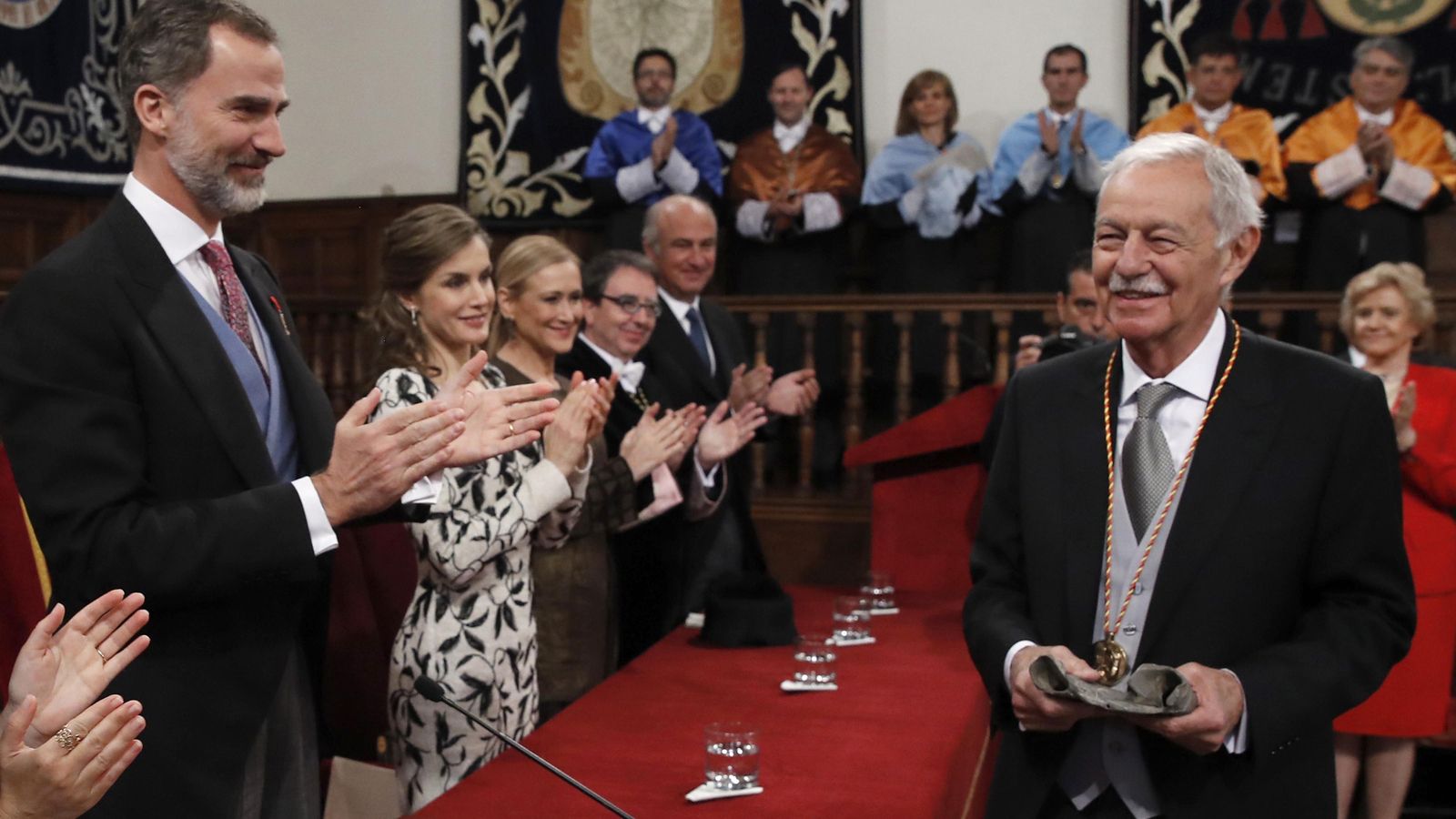 Eduardo  Mendoza recibe el Premio Cervantes en una ceremonia presidida por los Reyes.