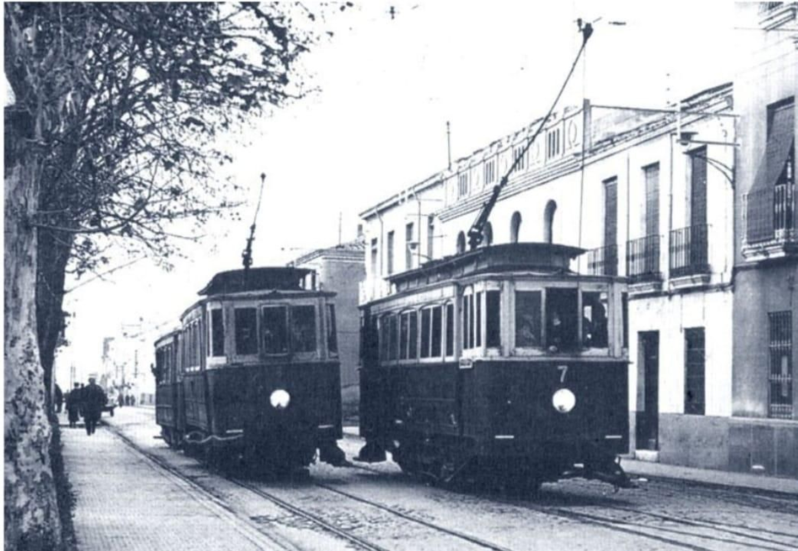 Tranvias de Linares, a su paso por la calle Julio Burrell.