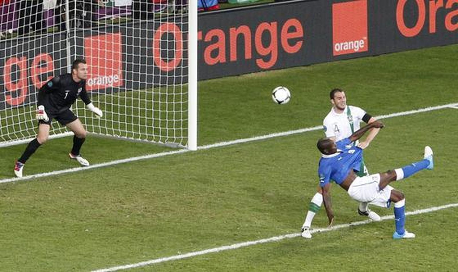 Italia vence a Irlanda con goles de Cassano y Balotelli.

Foto: Reuters