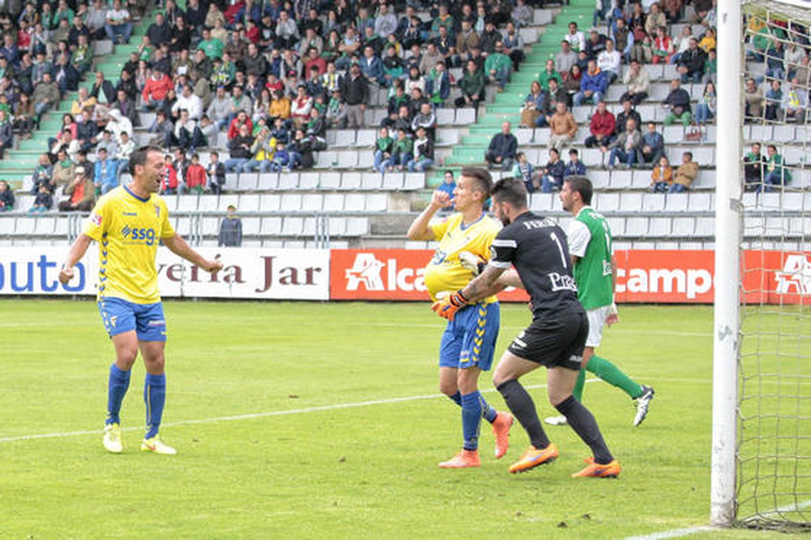 Salvi recoge el balón tras anotar el 0-2 en A Malata. 

Foto: LOF