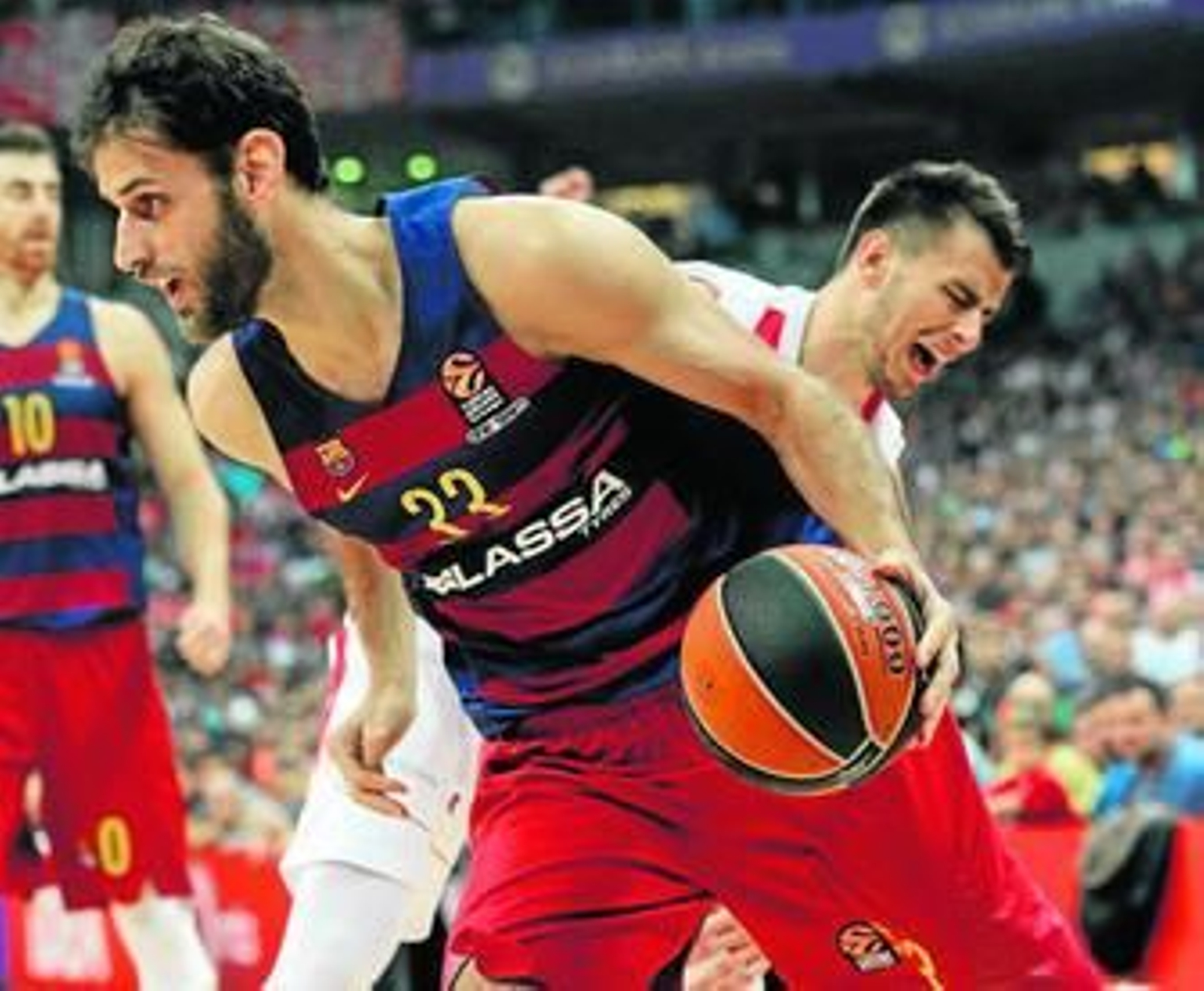 El azulgrana Perperoglou se lleva el balón en el partido contra el Estrella Roja.