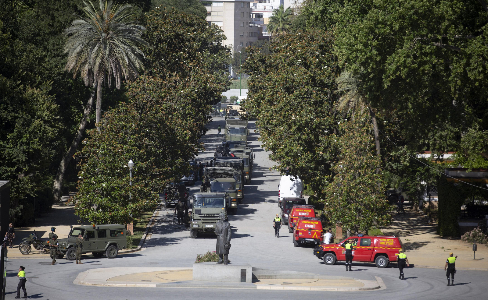 Montaje de la Exposición Estática de las Fuerzas Armadas en el parque de María Luisa