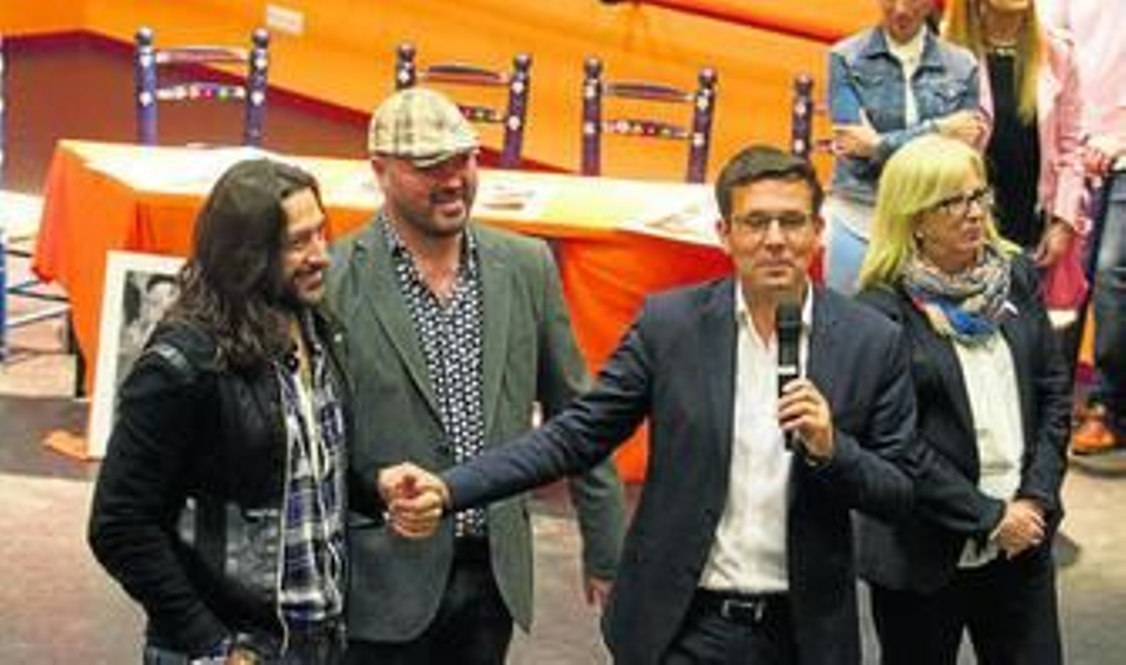 1. Inauguración del curso de la escuela municipal Reina Sofía ubicada en la zona norte.  2. Presentación en el ayuntamiento del espectáculo Eclectic. 3. Paco Cuenca, junto a María Leyva y Rafael Amargo, aplauden durante uno de los bailes improvisados. 4. El bailarín Rafael Amargo bailando durante el acto.