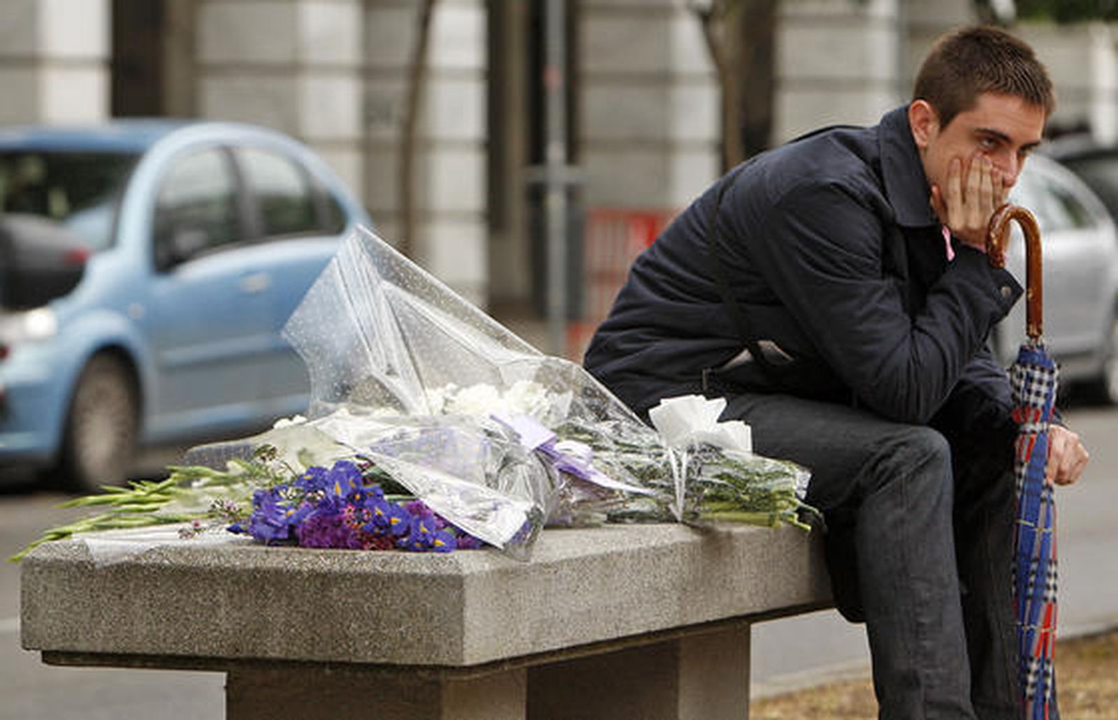 El rostro del joven y el ramo a su lado denotan el dolor  que supone la suspensión.

Foto: Juan Carlos Toro