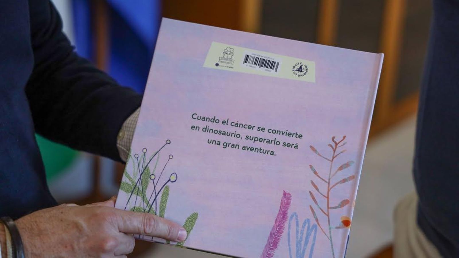 La contraportada de su nuevo libro infantil "Mamá exploradora".