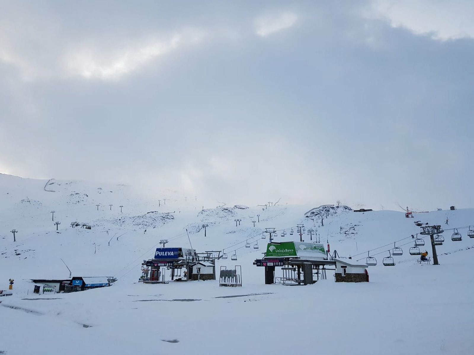 La nieve blanquea la Sierra y complica la circulación por carretera