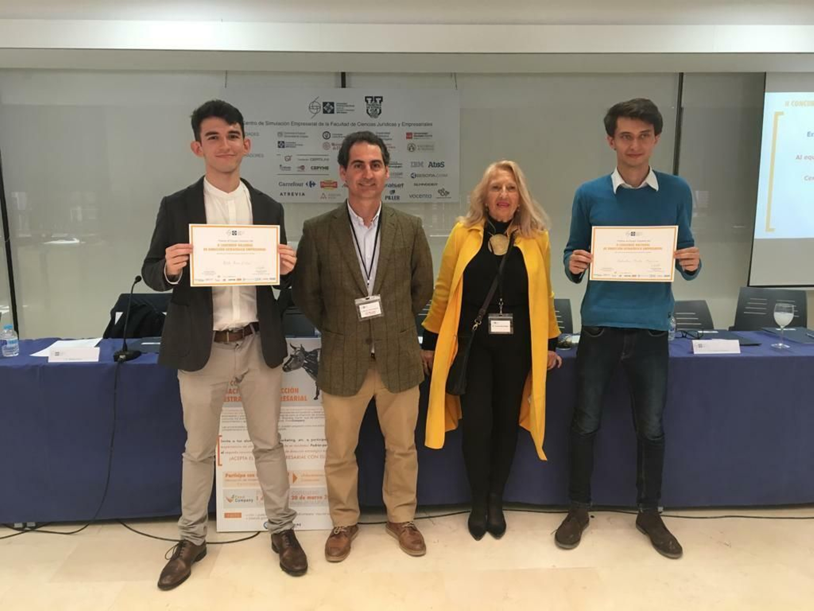 Pablo Díaz -izquierda- y Sebastián Prieto mostrando sus acreditaciones de ganadores.