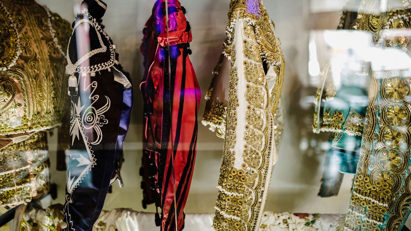 Trajes de luces como decoración.