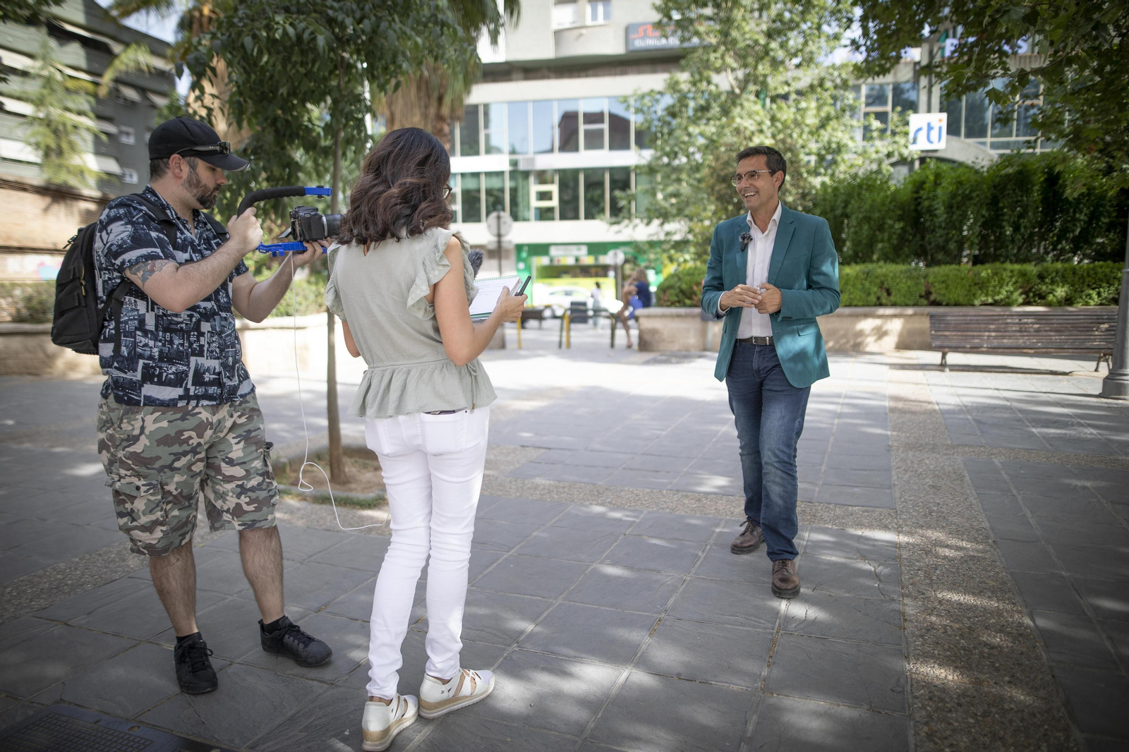 El paseo con Paco Cuenca, candidato del PSOE a la Alcaldía de Granada, en imágenes
