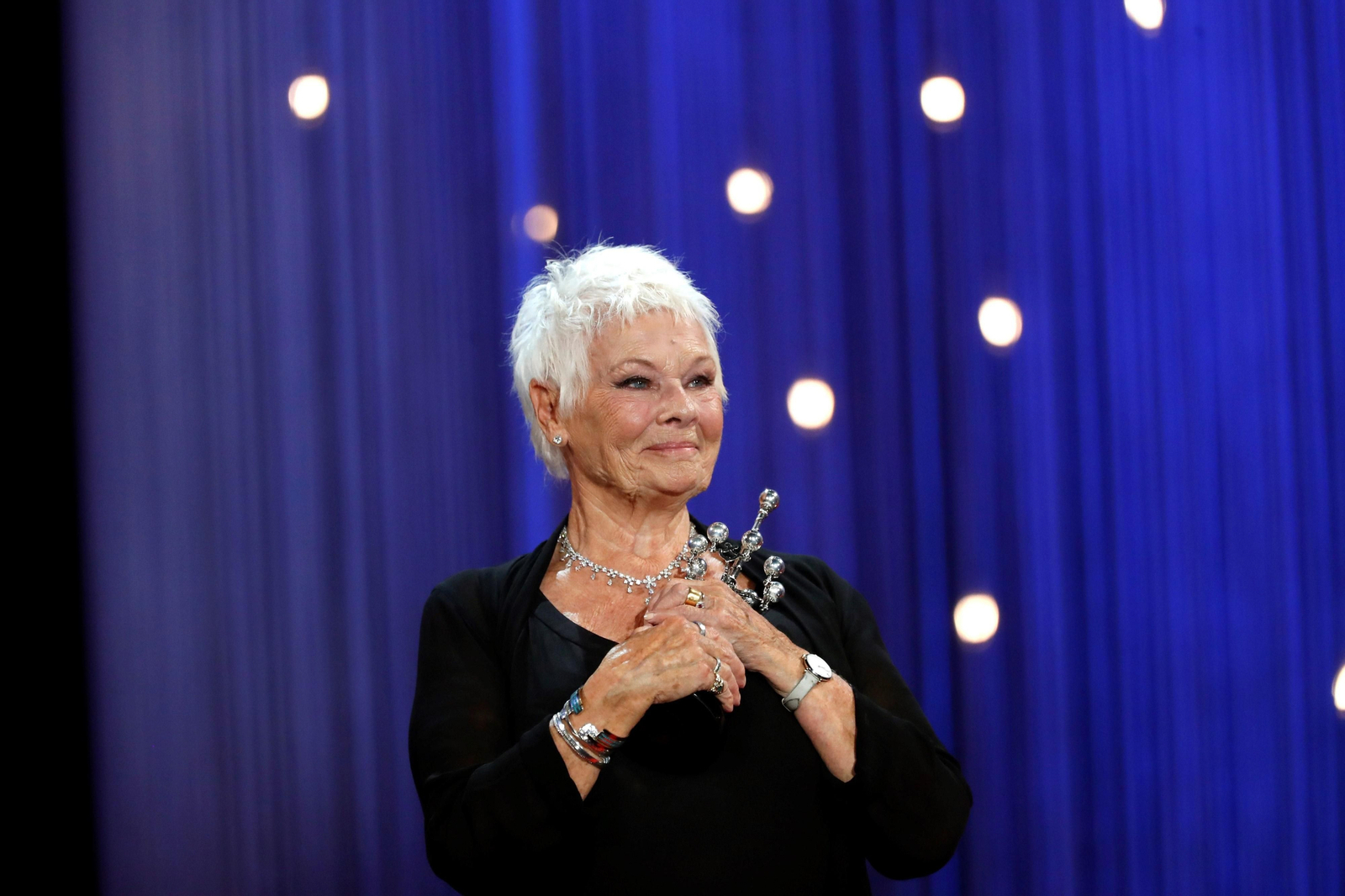 Judi Dench recoge el Premio Donostia en el Festival de San Sebastián.