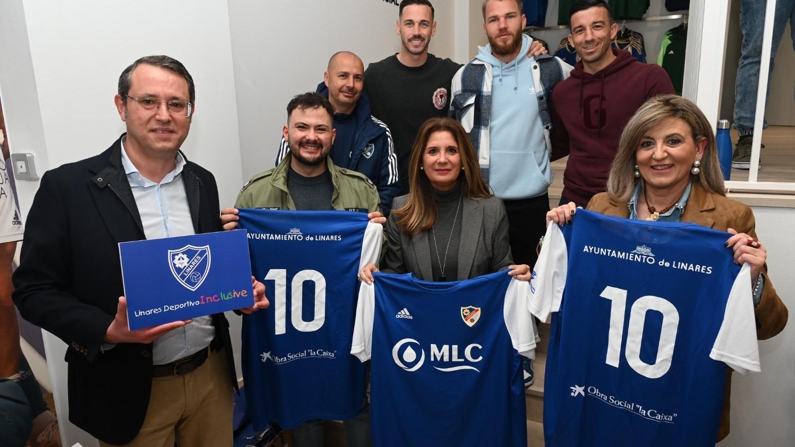 Las autoridades posan junto a David Campaña, Hugo Díaz, Ernesto y Álvaro Vázquez.