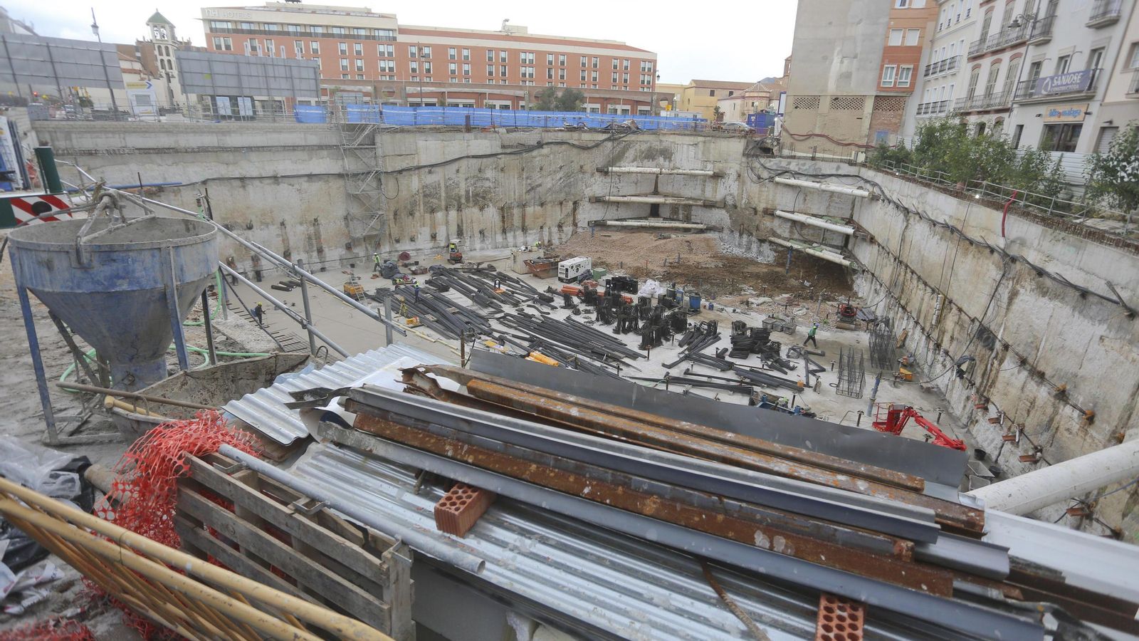 Vista del agujero excavado en la parcela de Hoyo de Esparteros.