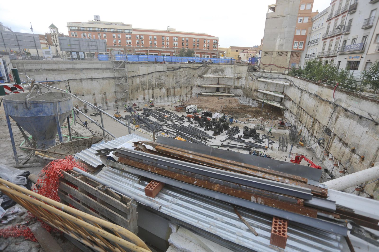 Vista del agujero excavado en la parcela de Hoyo de Esparteros.