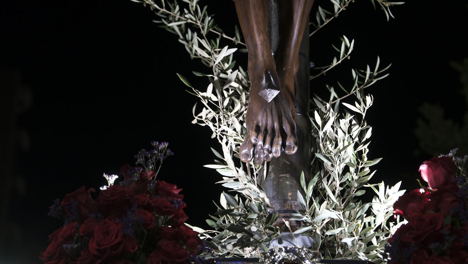 Procesión del Vía Crucis del Santo Cristo de la Escucha en Almería, en imágenes.