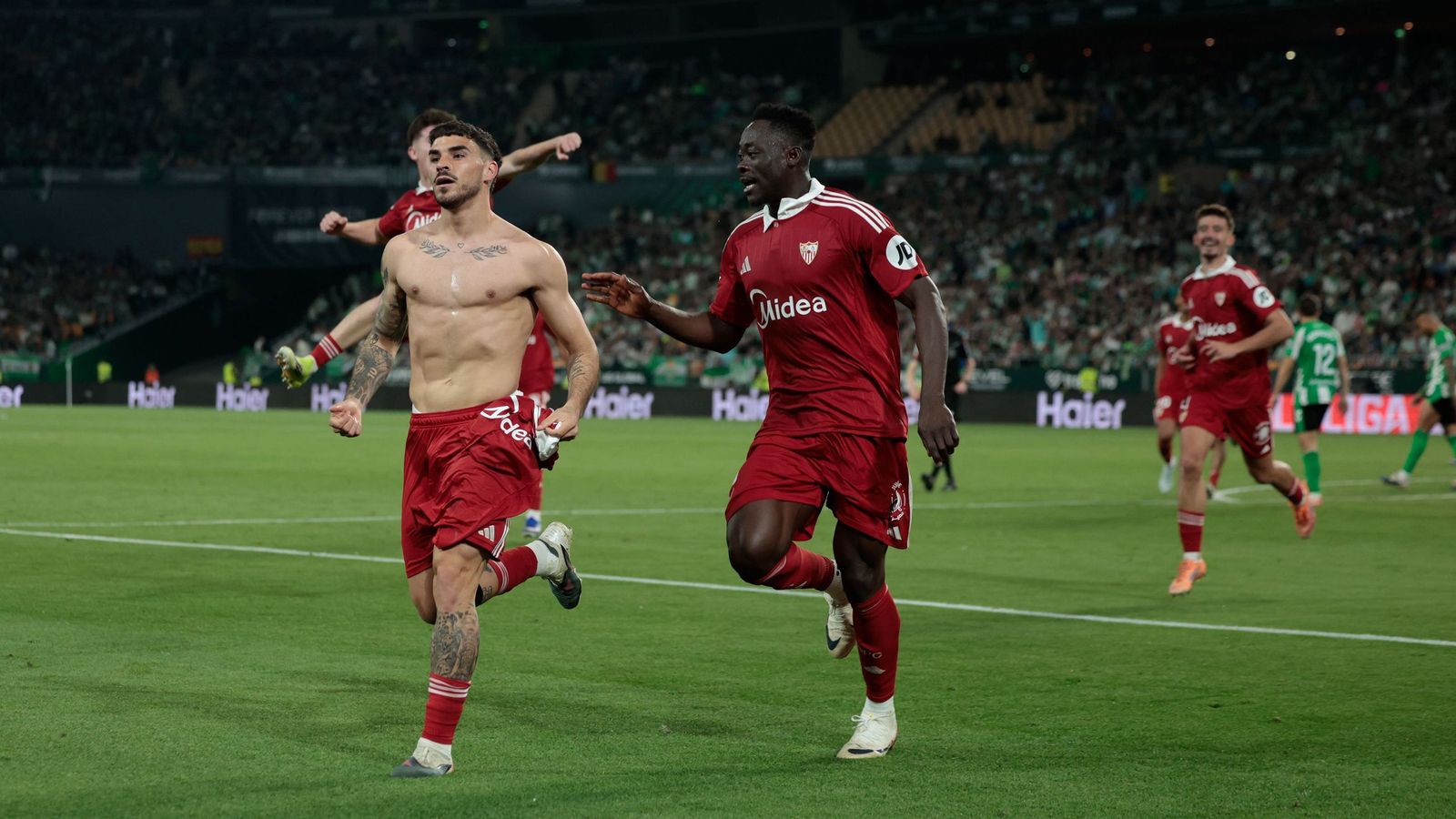 Isaac Romero celebra el gol del empate del Sevilla.
