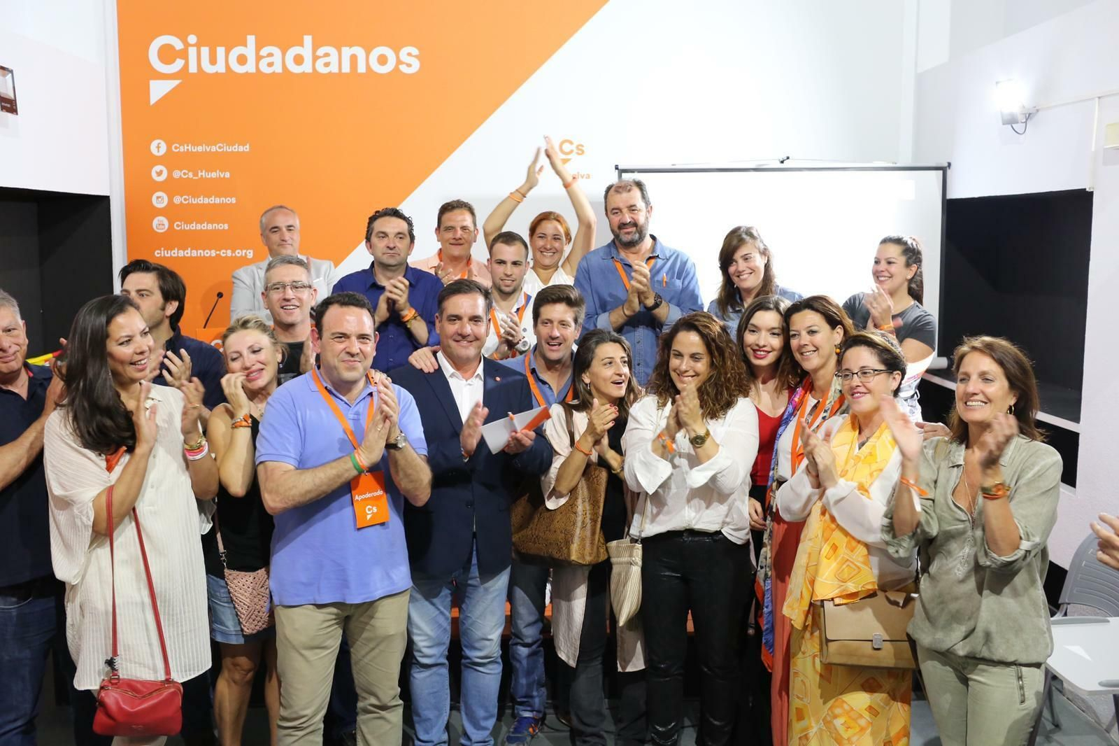 El equipo de Ciudadanos en la capital, celebrando el resultado a la 1:00 de hoy.