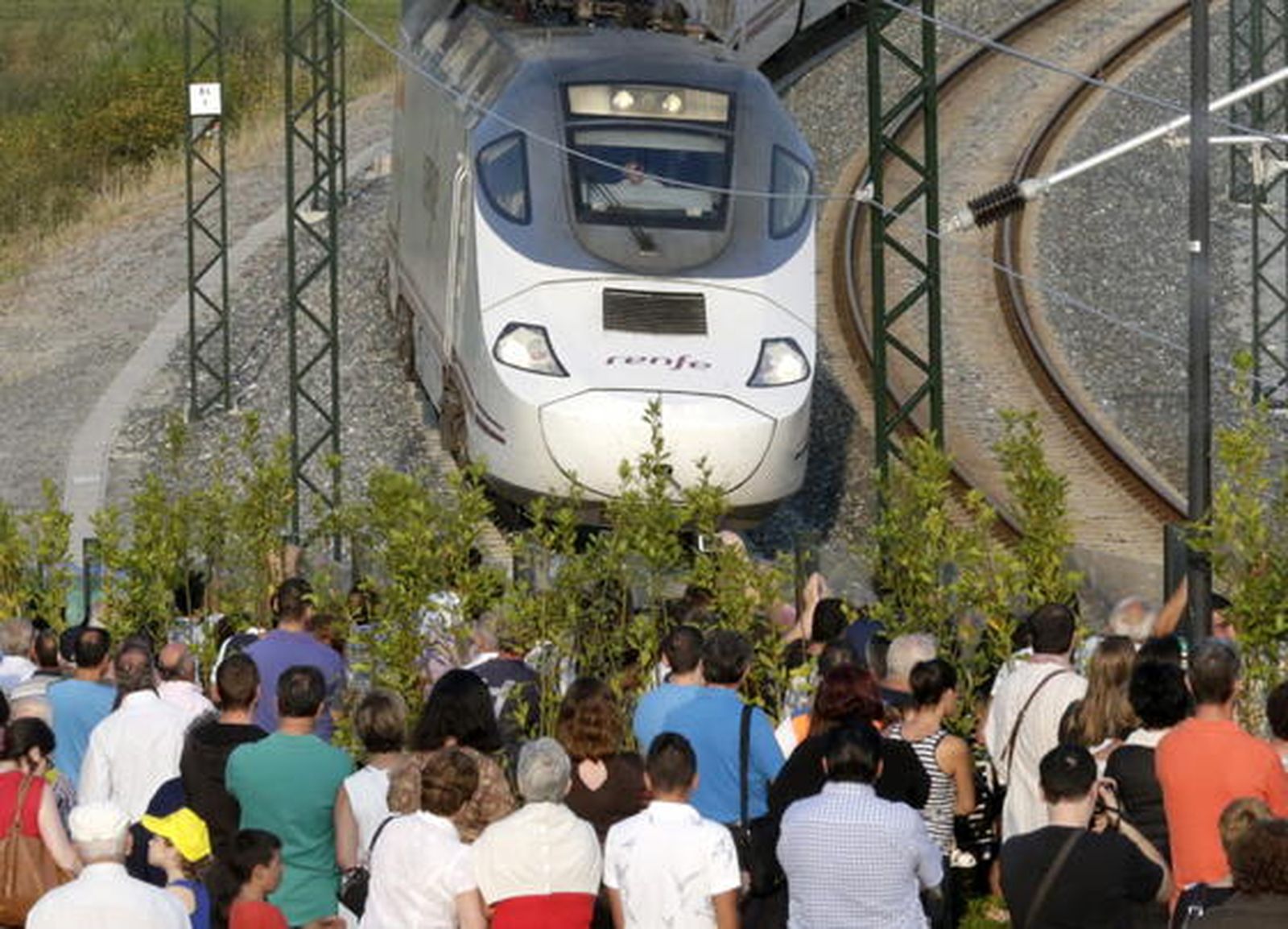 Homenajes y ofrendas florales en el lugar del accidente.

Foto: EFE