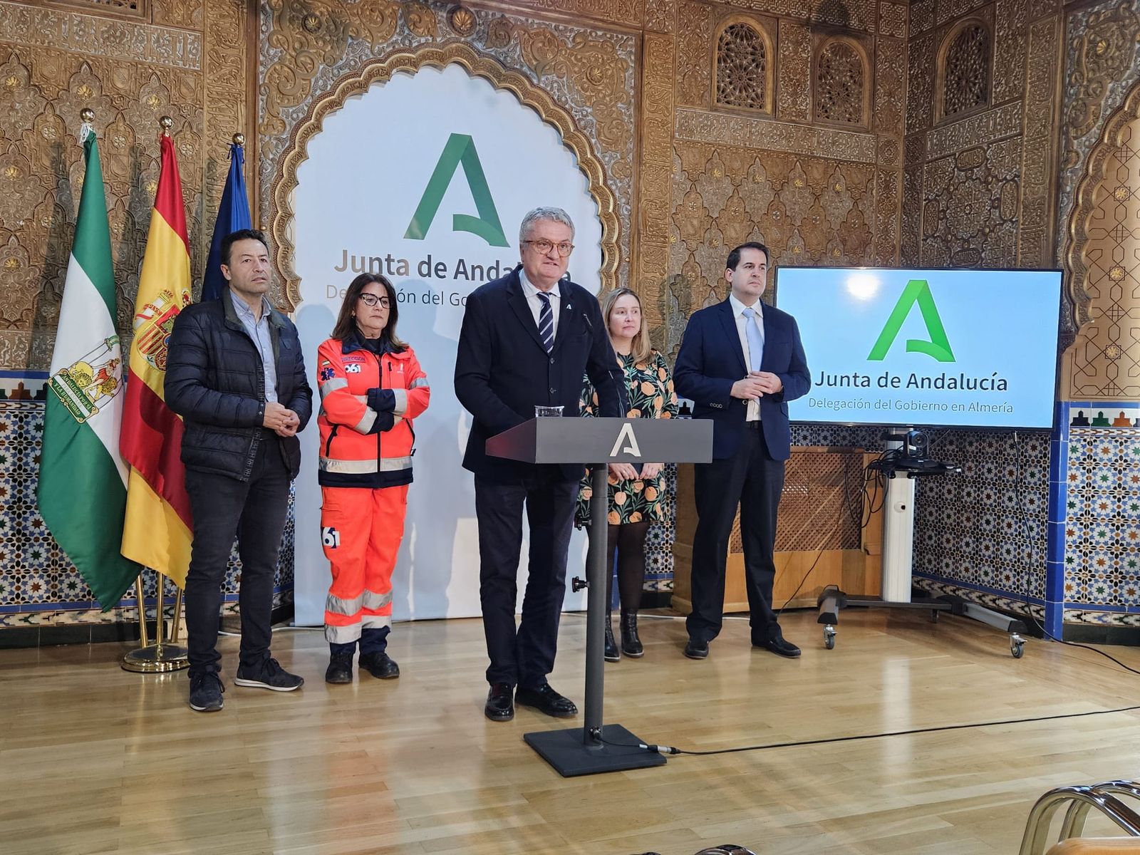 El delegado de Salud, acompañado de la directora del 061 en Almería y los directores de los distrito sanitarios Almería,Poniente y Área Norte.