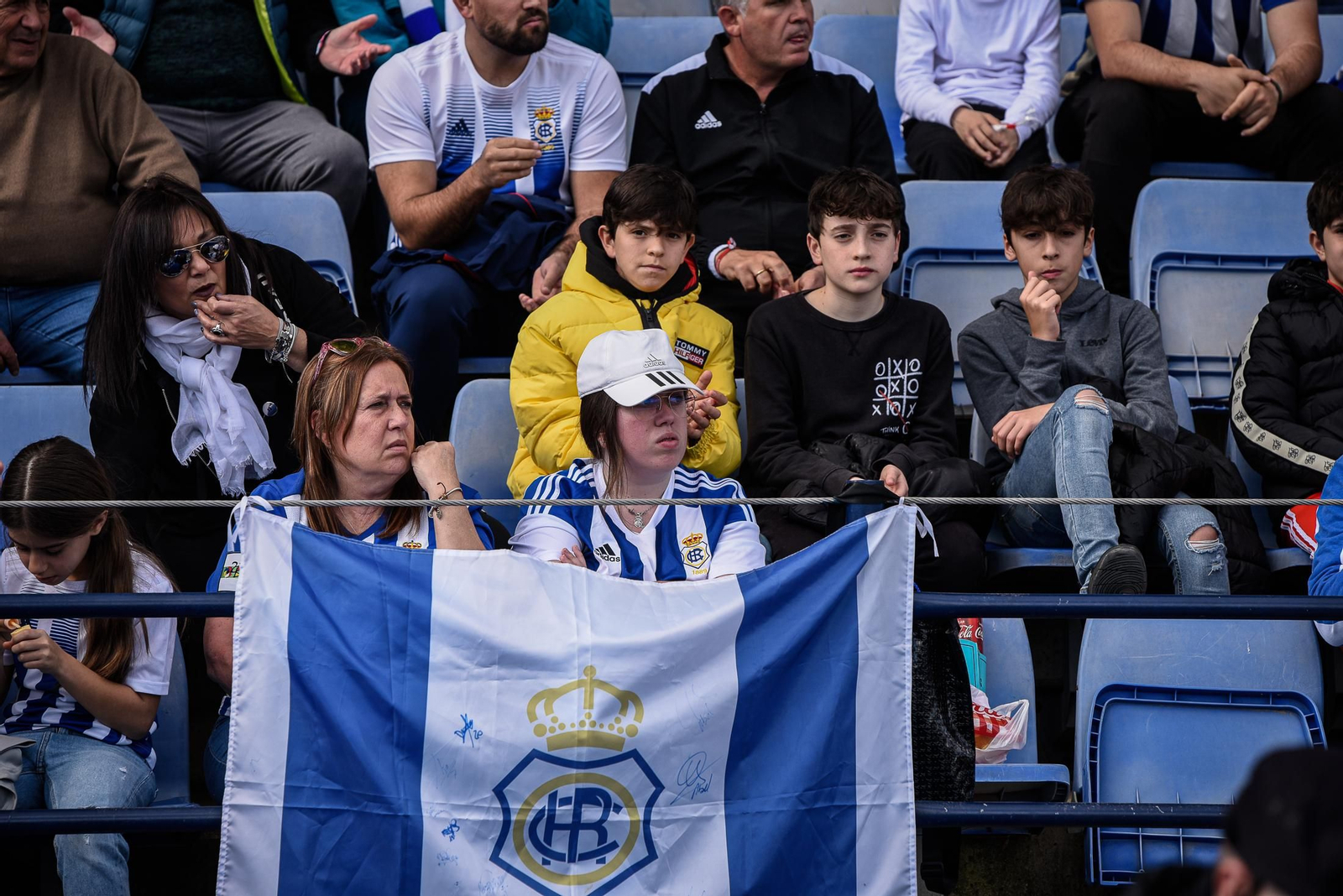Imágenes de la afición en el Colombino en el Recreativo - Antequera
