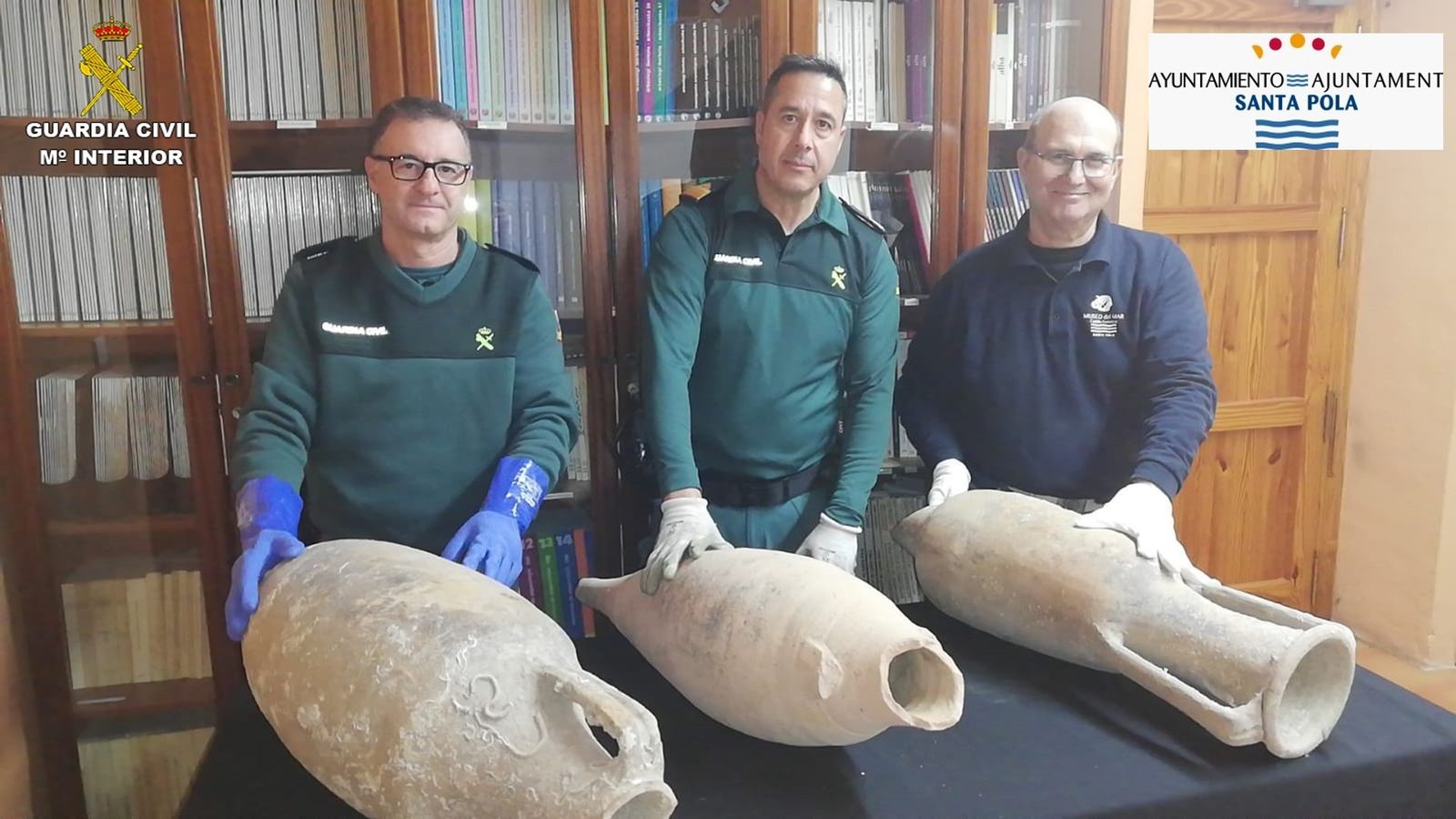 Recuperan tres ánforas romanas de cerámica del siglo I en el sótano de una casa de Alicante