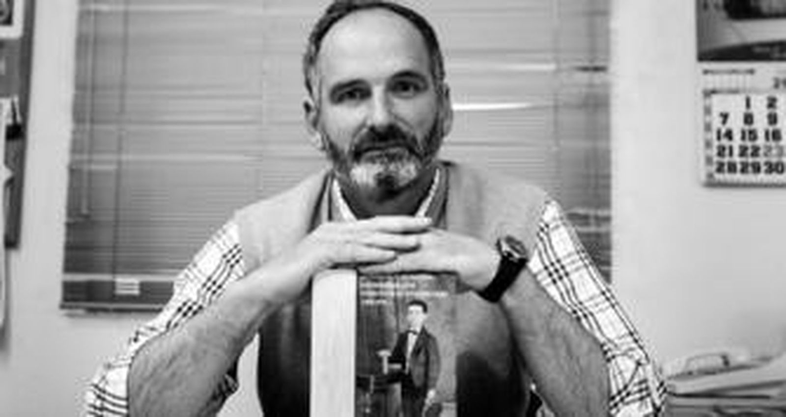 Bernardo Rodríguez Caparrini, con el libro donde estudia la biografía de su bisabuelo, el bodeguero Alfonso Sancho Mateos.